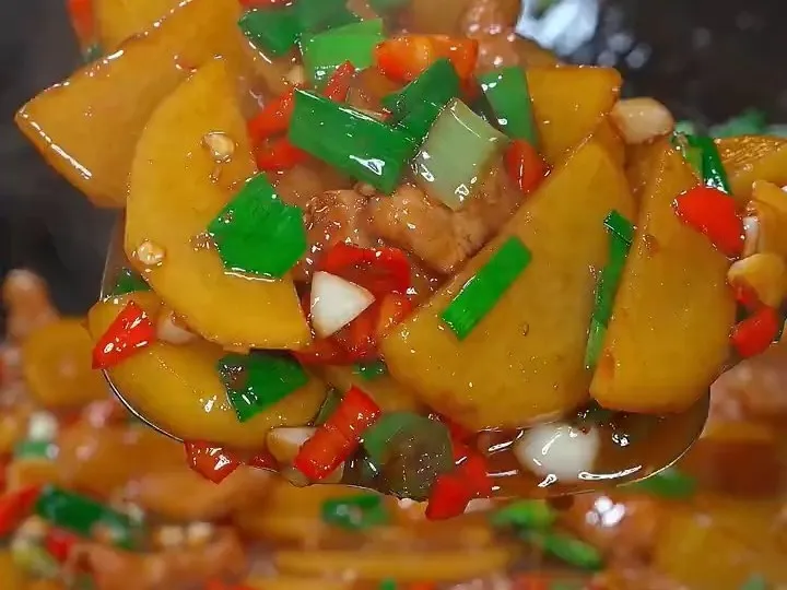 五花炒土豆真是太好吃，5碗大米饭还不够吃