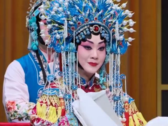 王艳《王宝钏·三击掌》“老爹爹且息怒容儿细讲”