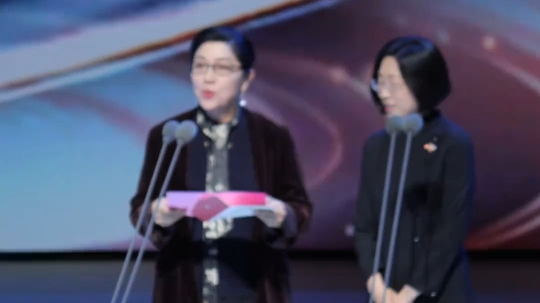 玉兰轻绽，以风为骨。春日有幸，与白玉兰相遇